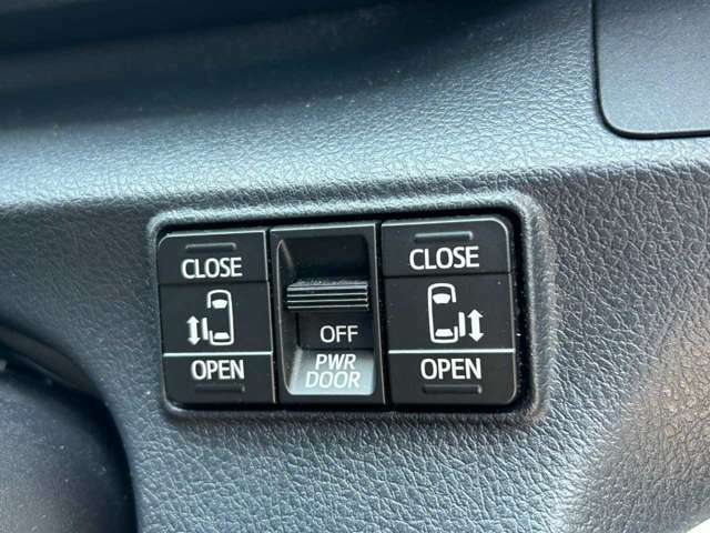 ボタン一つでリアドアの自動開閉が可能です！