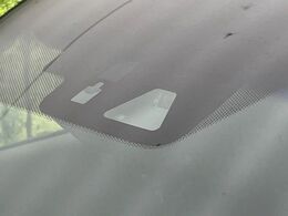 【ホンダセンシング】走行中に前方の車両等を認識し、衝突しそうな時は警報とブレーキで衝突回避と被害軽減をアシスト。より安全にドライブをお楽しみいただけます。