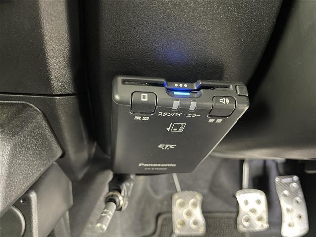 【ETC】有料道路を利用する際に料金所で停止することなく通過できる、ETC車載器（ノンストップ自動料金収受システム機器）が装備されています。セットアップを行うことで利用可能になります。