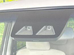 【スマートアシスト】走行中に前方の車両等を認識し、衝突しそうな時は警報とブレーキで衝突回避と被害軽減をアシスト。より安全にドライブをお楽しみいただけます。