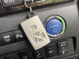 【スマートキー】カバンやポケットに入れたままでもドアの施錠・解錠が可能なスマートキーを装備。エンジンのオン・オフ時もカギを取り出す必要が無いからとっても便利です♪