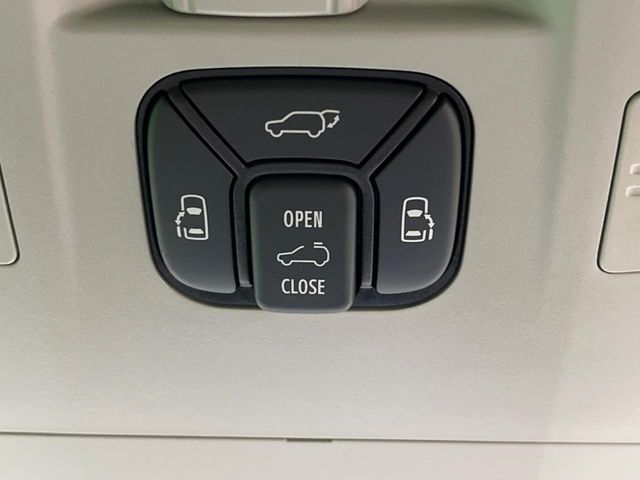 【両側パワースライドドア】スマートキーや運転席のスイッチで後席両側スライドドアの開閉が可能♪電動だから力を入れてドアを開ける必要が無く、小さなお子様でも簡単に開け閉めでき快適です♪