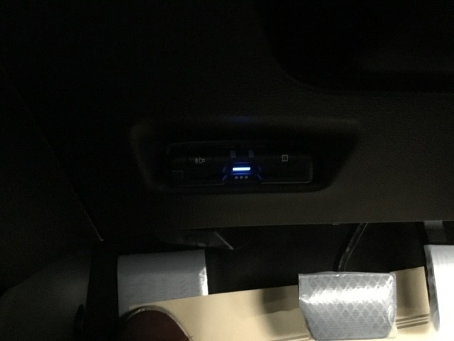高速道路のご利用時にとても便利なETC車載器付。カードをセットするだけで高速道路を利用でき、お財布にも優しく，料金所をノンストップで通過でき便利です。