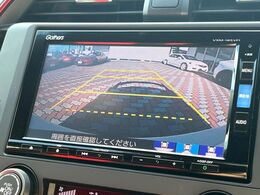 【バックカメラ】駐車時に後方がリアルタイム映像で確認できます。大型商業施設や立体駐車場での駐車時や、夜間のバック時に大活躍！運転スキルに関わらず、今や必須となった装備のひとつです！