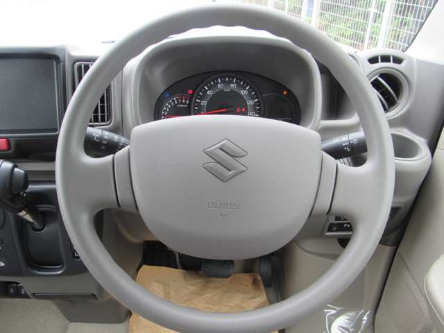 握りやすいステアリングです◎