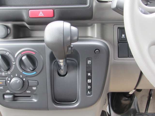 操作しやすい、握りやすいシフトレバー