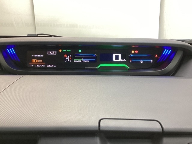 中央にデジタル表示のスピードメーターを配したハイブリット専用メーターになっています。左側のインフォメーション画面で燃費などの情報を確認できます。