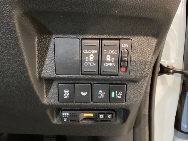 両側電動スライドドアは運転席から操作ができるよう、操作スイッチが付いています。Hondaセンシング用のVSA（ABS＋TCS＋横滑り抑制）解除とレーンキープアシストシステムのスイッチも装備しています。