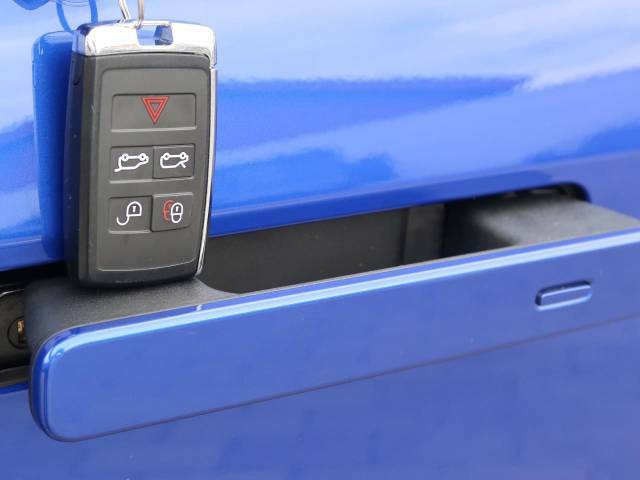 【ディプロイアブルドアハンドル】画期的なデザインの、走行時に格納されるドアハンドルです。【キーレスエントリー】バッグやポケットからキーを取り出すことなく車にアクセス可能です。