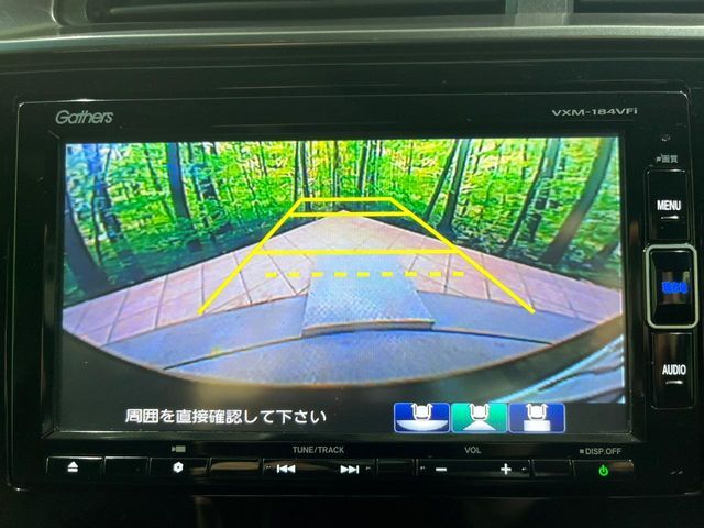 【バックカメラ】駐車時に後方がリアルタイム映像で確認できます。大型商業施設や立体駐車場での駐車時や、夜間のバック時に大活躍！運転スキルに関わらず、今や必須となった装備のひとつです！