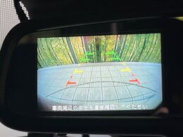 【バックカメラ】駐車時に後方がリアルタイム映像で確認できます。大型商業施設や立体駐車場での駐車時や、夜間のバック時に大活躍！運転スキルに関わらず、今や必須となった装備のひとつです！