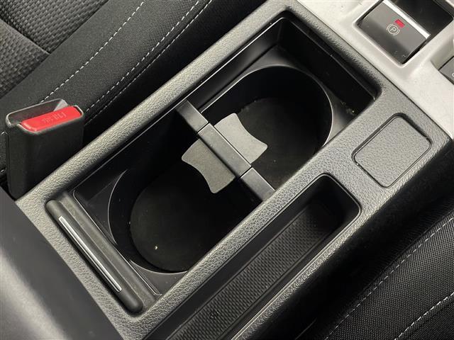 【ドリンクホルダー】長時間のドライブを快適に過ごすために、必須の車内アイテムですね。