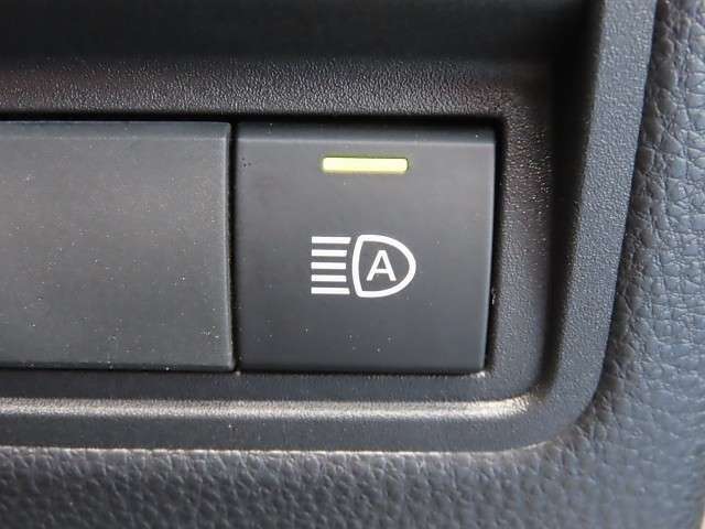 「オートマチックハイビーム」付きです！先行車や対向車のライトを認識し、ハイビームとロービームを自動で切り替える機能です！