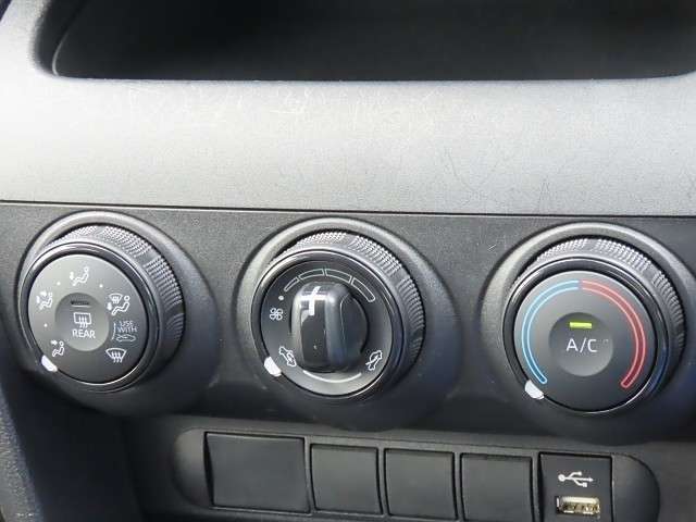 オートエアコンなのでスイッチひとつで車内を設定温度に調節してくれます☆