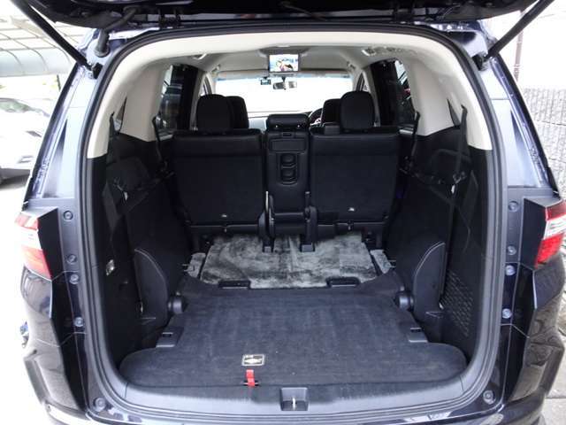 3列目シートが格納式シートで室内広々で大きな荷物も収納可能です。