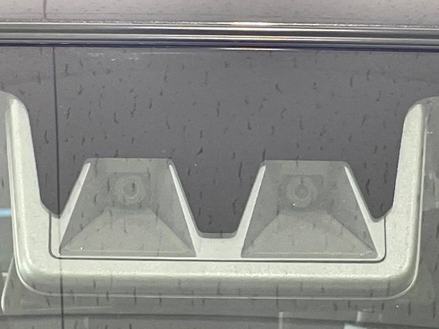 【スマートアシスト】走行中に前方の車両等を認識し、衝突しそうな時は警報とブレーキで衝突回避と被害軽減をアシスト。より安全にドライブをお楽しみいただけます。