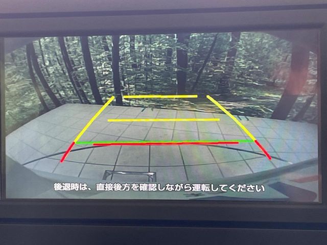 【バックカメラ】駐車時に後方がリアルタイム映像で確認できます。大型商業施設や立体駐車場での駐車時や、夜間のバック時に大活躍！運転スキルに関わらず、今や必須となった装備のひとつです！