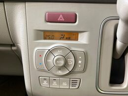 【オートエアコン】一度お好みの温度に設定すれば、車内の温度を検知し風量や温度を自動で調整。暑い…寒い…と何度もスイッチ操作をする必要はありません。快適な車内空間には必須の機能ですね♪