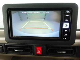 後退時に車両の後ろ側をモニター画面に表示します。車庫入れなどでバックする際に後方確認ができて便利です。車庫入れが苦手な人もこれで安心。