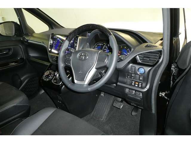分かりやすく操作しやすい運転席まわりです☆