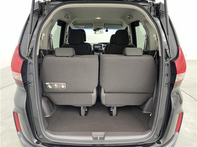 【トランク】積み込みやすくて、たっぷり積める荷室です。シートアレンジできるものは、乗車人数と荷物の量や大きさによってシートを動かすことができるので、より快適なドライブが可能です！