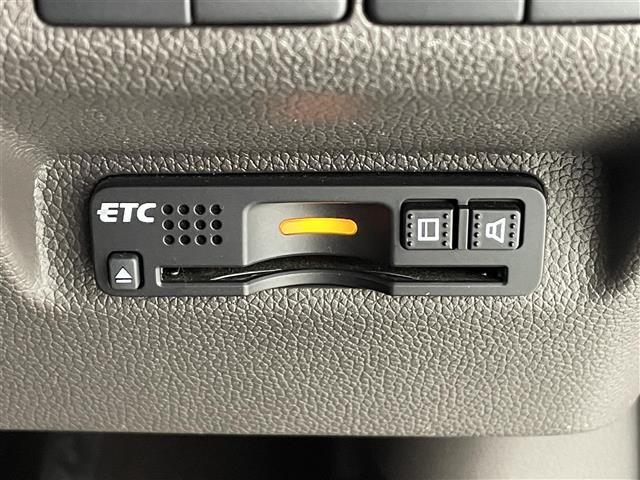 【ETC】有料道路を利用する際に料金所で停止することなく通過できる、ETC車載器（ノンストップ自動料金収受システム機器）が装備されています。セットアップを行うことで利用可能になります。