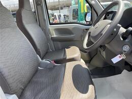 【運転席】座り心地が良いシートなので長時間の運転でも快適にお過ごしいただけます。新品のフロアマットのご注文も可能です。掲載箇所以外にご希望の写真がございましたらお気軽にお問い合わせ下さい。