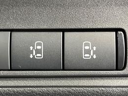 【両側パワースライドドア】スマートキーや運転席のスイッチで後席両側スライドドアの開閉が可能♪電動だから力を入れてドアを開ける必要が無く、小さなお子様でも簡単に開け閉めでき快適です♪