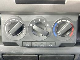 寒い冬も暑い夏も全席に快適な空調を届けてくれる、ダイヤル式エアコンを装備♪
