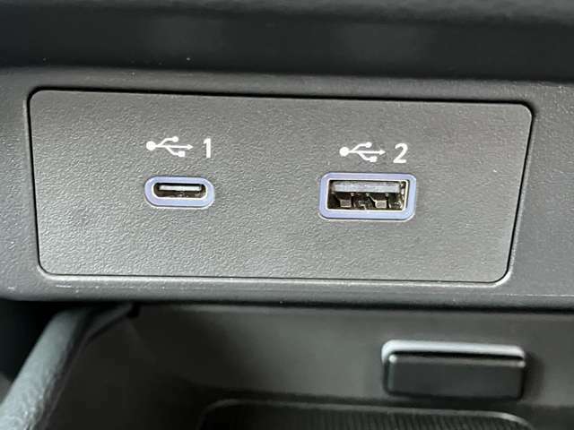 USB電源ソケット(TypeA・TypeC)、電源ソケット(DC12V)が付いています。色々な差し込み口に対応しているのでとても便利です！