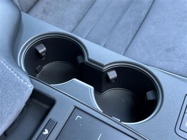 【ドリンクホルダー】長時間のドライブを快適に過ごすために、必須の車内アイテムですね。