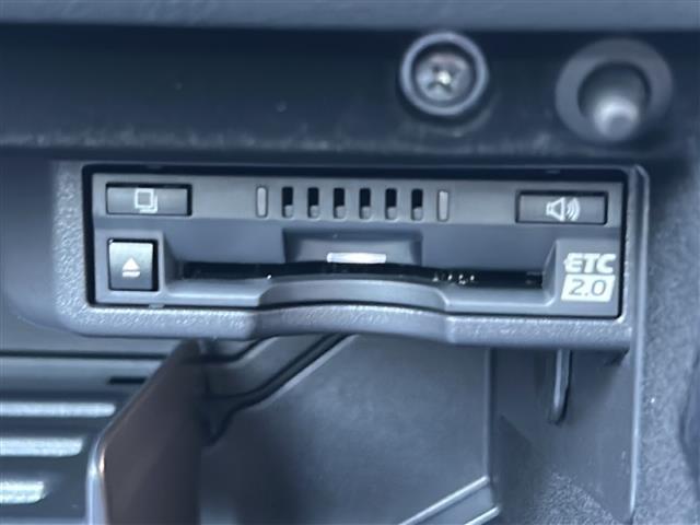 【ETC】有料道路を利用する際に料金所で停止することなく通過できる、ETC車載器（ノンストップ自動料金収受システム機器）が装備されています。セットアップを行うことで利用可能になります。