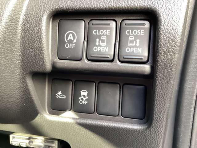 運転席の脇には各種スイッチが備えられています