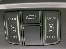 【両側パワースライドドア】スマートキーや運転席のスイッチで後席両側スライドドアの開閉が可能♪電動だから力を入れてドアを開ける必要が無く、小さなお子様でも簡単に開け閉めでき快適です♪