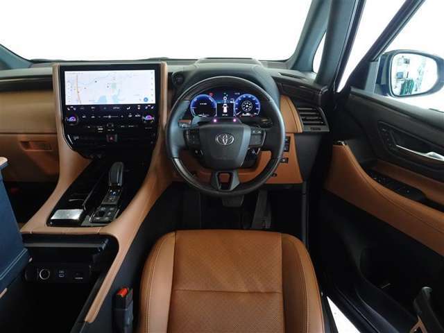 革巻きステアリングで快適な操作性の運転席です。