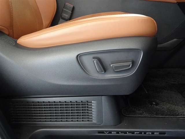 パワーシート搭載。微妙な調整が手軽にでき、ピッタリのポジションで運転することが可能です。