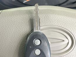 【キーレス】少し離れた場所からでもボタン一つでドアの開錠・施錠ができるのでとっても便利！ドアの鍵穴周りに傷をつけることもありません♪