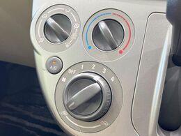 寒い冬も暑い夏も全席に快適な空調を届けてくれる、ダイヤル式エアコンを装備♪