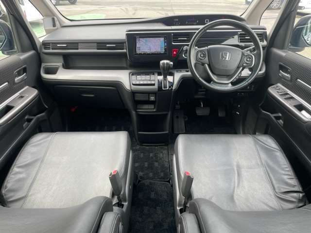 【インパネ】シンプルでスタイリッシュな操作性の良い運転席です。アイポイントが高く見切りも良いので運転しやすいです。