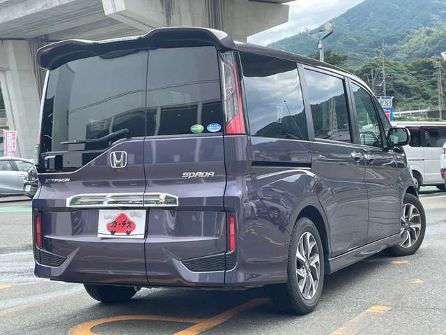 リア　後ろから見るとまたクルマの印象が変わってきますよね。前、横のデザインと同じくそのクルマの性格みたいなものが現われますよね。