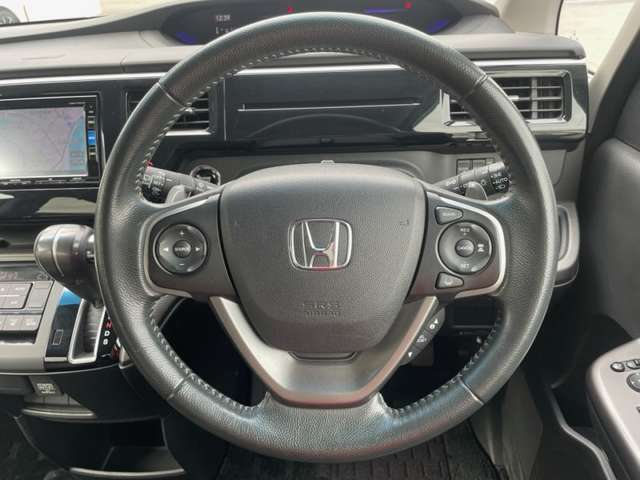 【ハンドル】ステアリングもきれいです。ステアリング表面のスレはございません。男性・女性問わずグリップ感がしっくりきますので、運転中のストレス軽減に繋がっています。