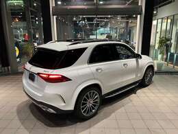 ■認定中古車2年保証■E-アクティブBODYコントロールP■本革（ディープホワイト/ブラック）■エアバランスP■パノラミックSR■エナジャイジングP■Burmesterサラウンド■Hアップディスプレイ