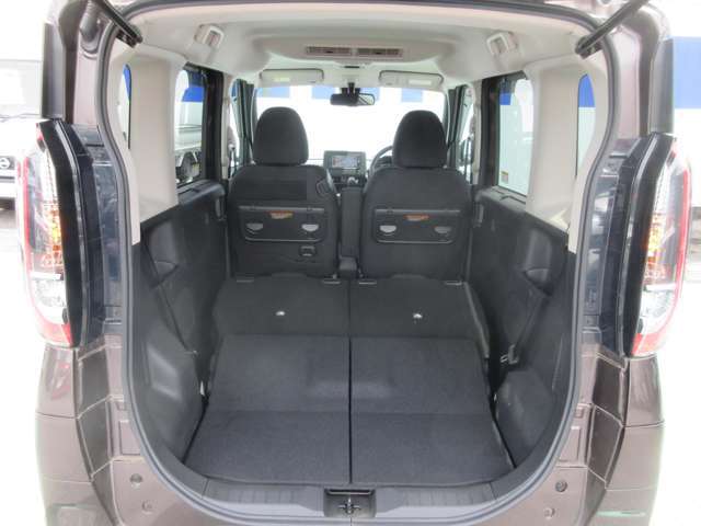 ご覧のとおり、リアシ-トを倒せば荷室は広くなります。　ちょっとした荷物なら積めちゃいそうなスペ-スです。