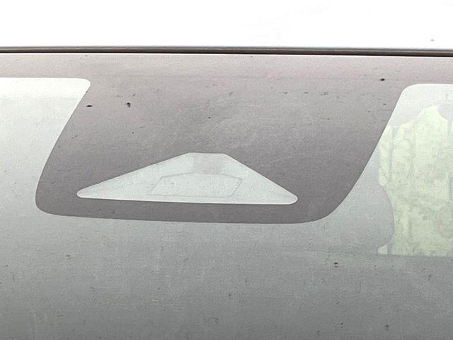 【ホンダセンシング】走行中に前方の車両等を認識し、衝突しそうな時は警報とブレーキで衝突回避と被害軽減をアシスト。より安全にドライブをお楽しみいただけます。