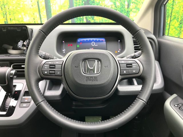 【純正革巻きステアリング】上質な革を使用することで、手にしっかり馴染みとても運転しやすいハンドルです♪