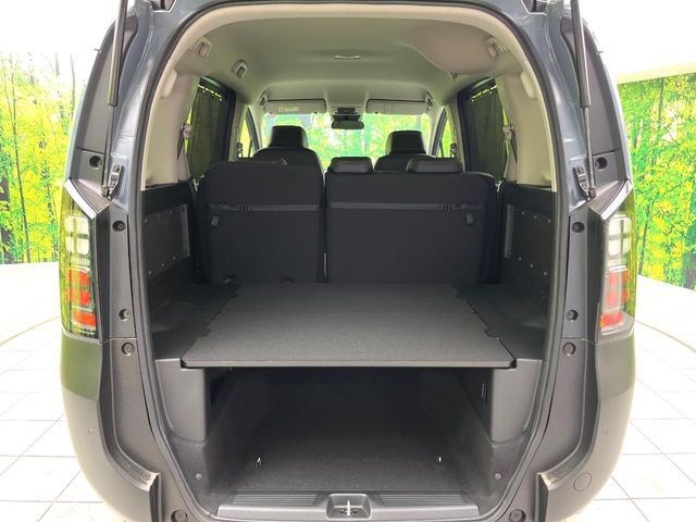 普段のお買い物や通勤、送迎等に十分な荷室スペースを確保しております。セカンドシートを倒すと、大きな荷物の積載も可能です♪