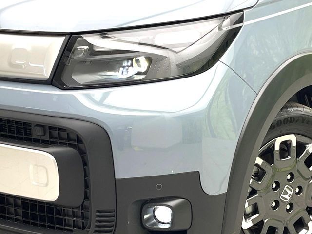 【LEDヘッドライト】悪天候や夜間走行時も良好な視界を確保し安心して運転できる高輝度LEDヘッドライトを装備！点灯速度が早く、消費電力も抑えられています。