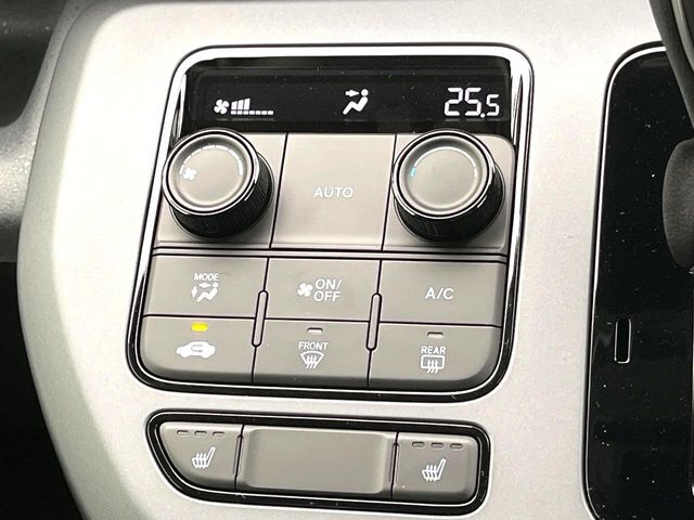【オートエアコン】一度お好みの温度に設定すれば、車内の温度を検知し風量や温度を自動で調整。暑い…寒い…と何度もスイッチ操作をする必要はありません。快適な車内空間には必須の機能ですね♪