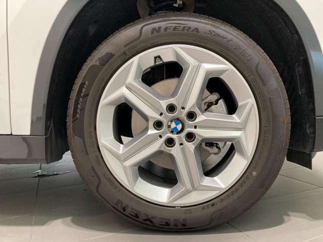 BMWの純正アロイホイールは軽量かつ強度にも優れているホイールで走行性能を引き上げる設計になっております。足元にもBMWは妥協がなくこだわっている個所になります。