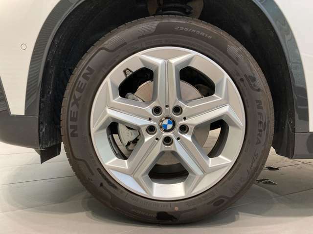 BMWの純正アロイホイールは軽量かつ強度にも優れているホイールで走行性能を引き上げる設計になっております。足元にもBMWは妥協がなくこだわっている個所になります。